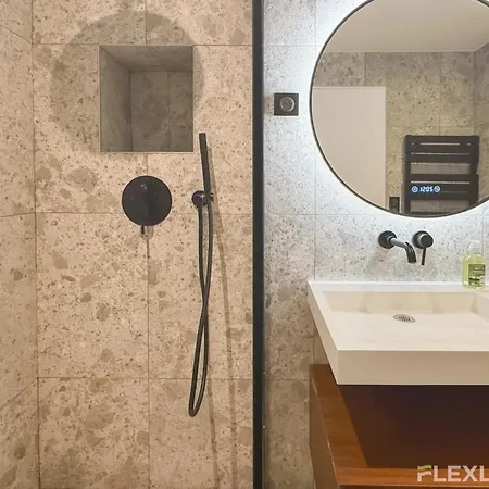 Charming In The Heart Of 8th *